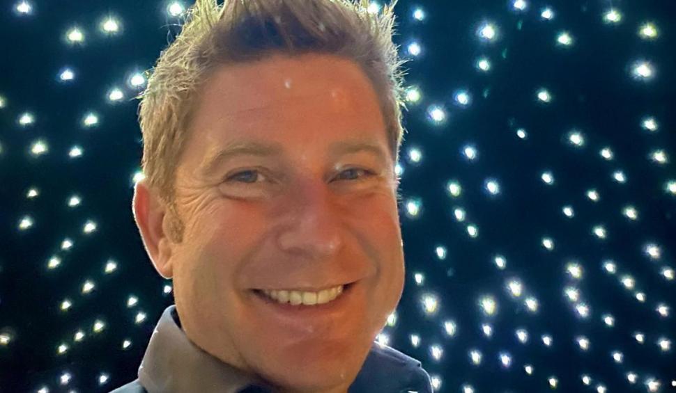 Recunoşti băieţelul din imagine? Azi e un bărbat celebru, actor şi prezentator TV român 807540