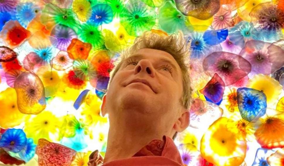 Recunoşti băieţelul din imagine? Azi e un bărbat celebru, actor şi prezentator TV român 807543