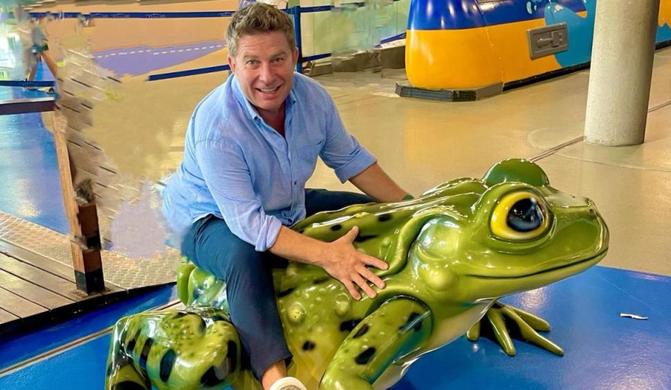 Recunoşti băieţelul din imagine? Azi e un bărbat celebru, actor şi prezentator TV român 807544