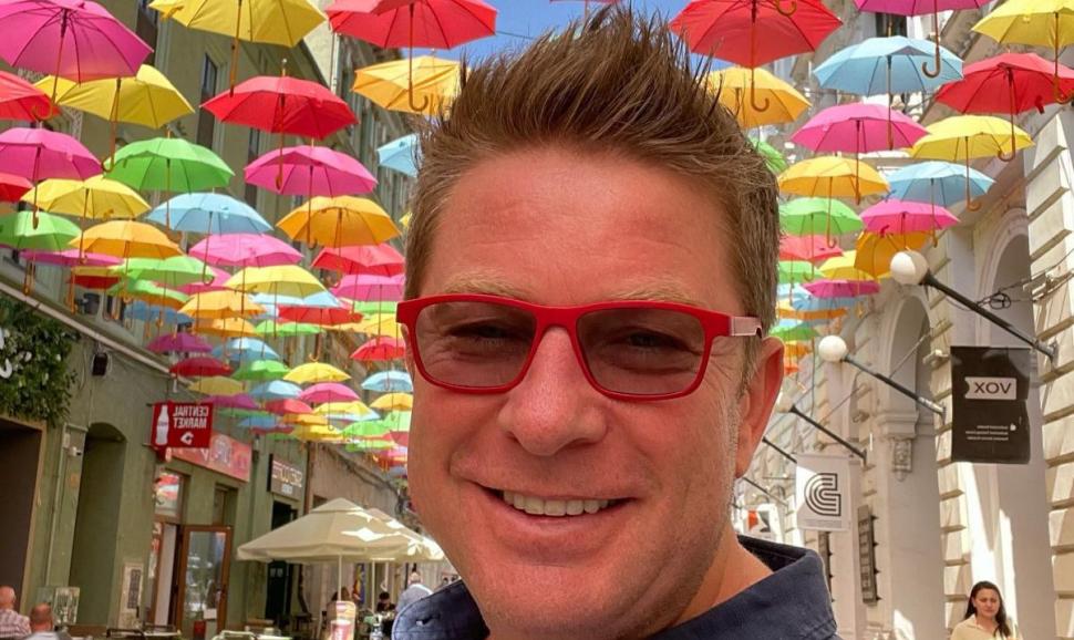 Recunoşti băieţelul din imagine? Azi e un bărbat celebru, actor şi prezentator TV român 807545