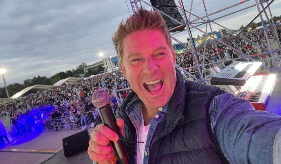 Recunoşti băieţelul din imagine? Azi e un bărbat celebru, actor şi prezentator TV român 807546