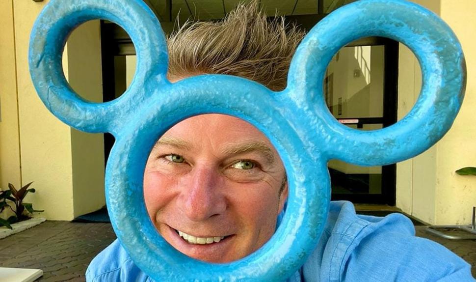 Recunoşti băieţelul din imagine? Azi e un bărbat celebru, actor şi prezentator TV român 807547