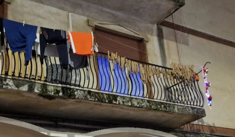 Scandal într-un cartier din Italia, după ce o familie de români a pus cârnații la uscat pe balcon
