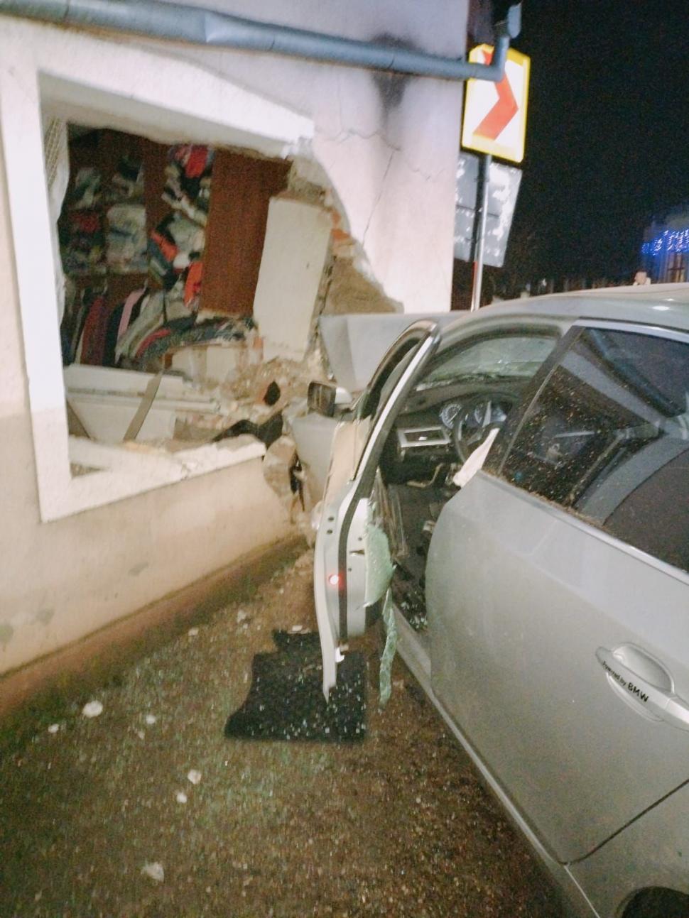 Un tânăr de 19 ani s-a înfipt cu BMW-ul într-o casă. Mașina a dărâmat zidul și a ajuns în dormitorul oamenilor 807623