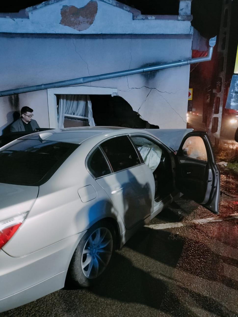 Un tânăr de 19 ani s-a înfipt cu BMW-ul într-o casă. Mașina a dărâmat zidul și a ajuns în dormitorul oamenilor 807624