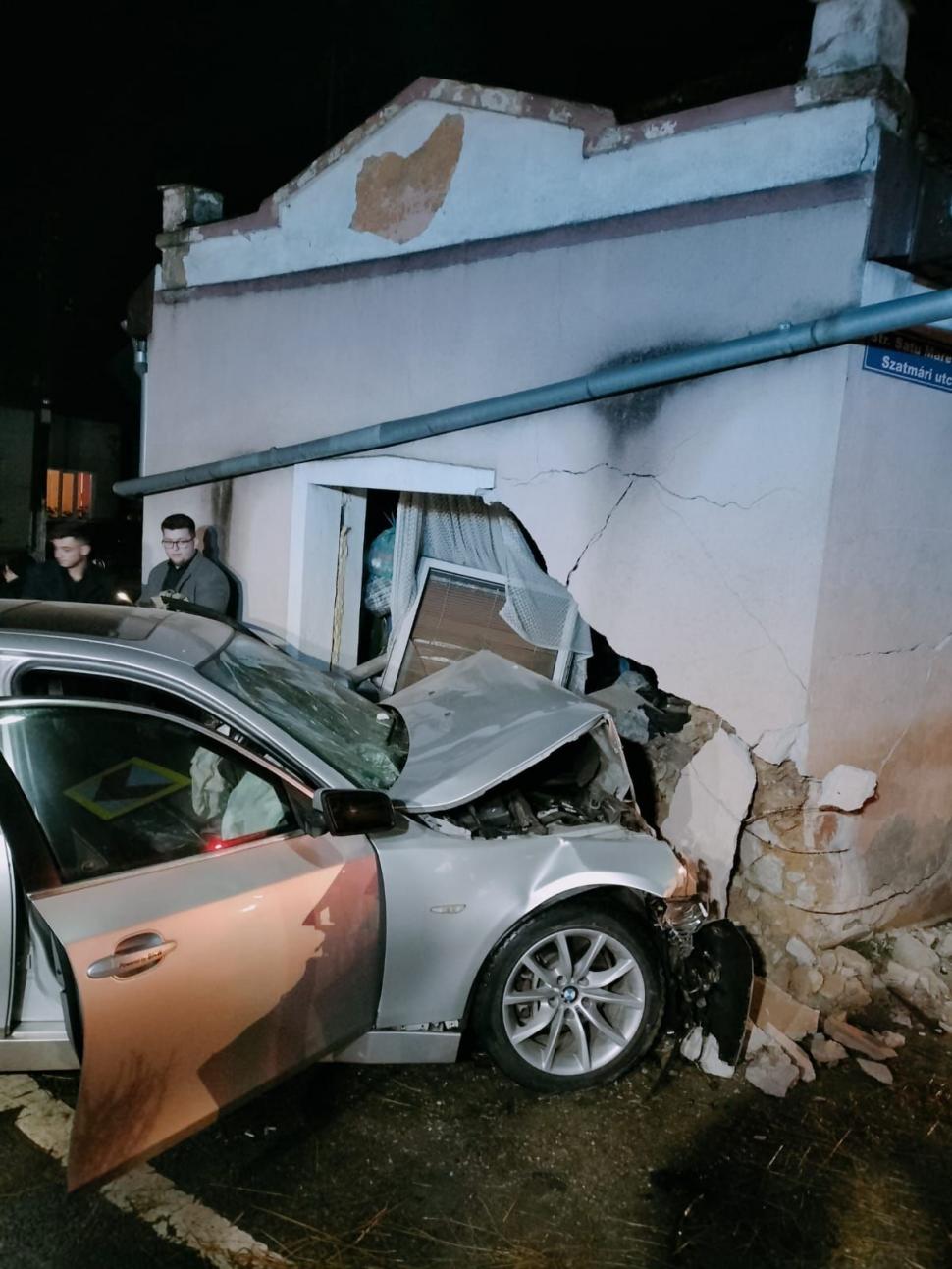 Un tânăr de 19 ani s-a înfipt cu BMW-ul într-o casă. Mașina a dărâmat zidul și a ajuns în dormitorul oamenilor 807625