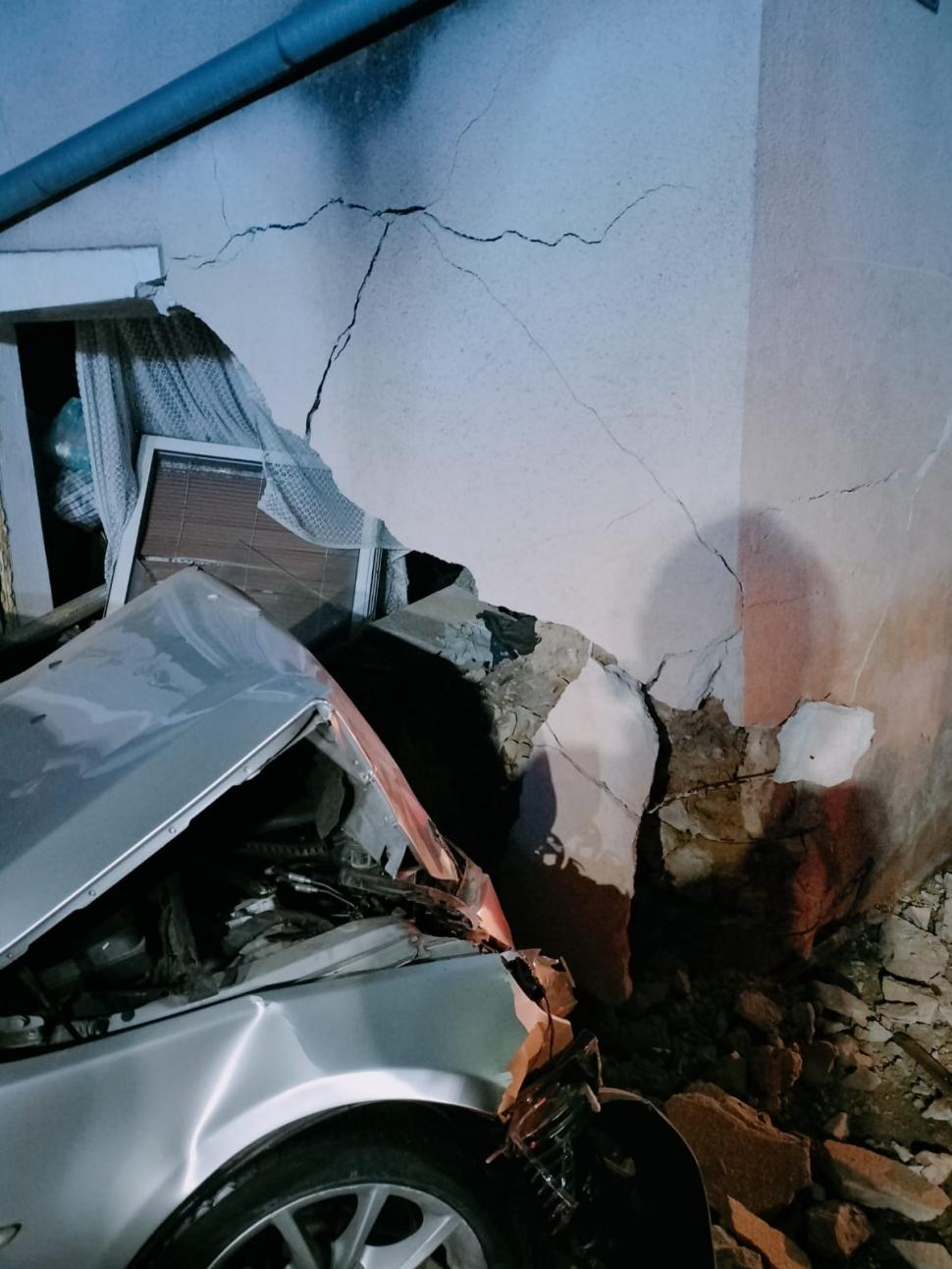 Un tânăr de 19 ani s-a înfipt cu BMW-ul într-o casă. Mașina a dărâmat zidul și a ajuns în dormitorul oamenilor 807626
