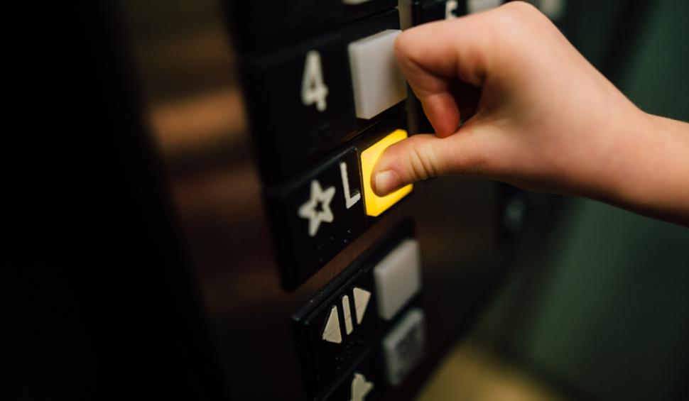 Un copil şi doi adulţi au rămas blocaţi în lift într-un bloc din  Vaslui