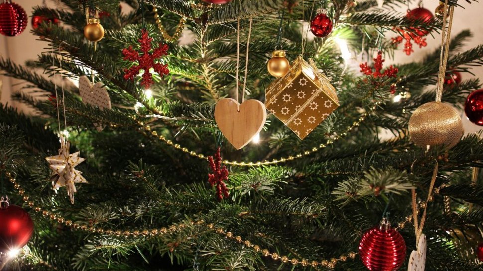 Lucruri inedite despre Crăciun. Primul brad artificial a fost din pene de gâscă, primele ornamente au fost fructele