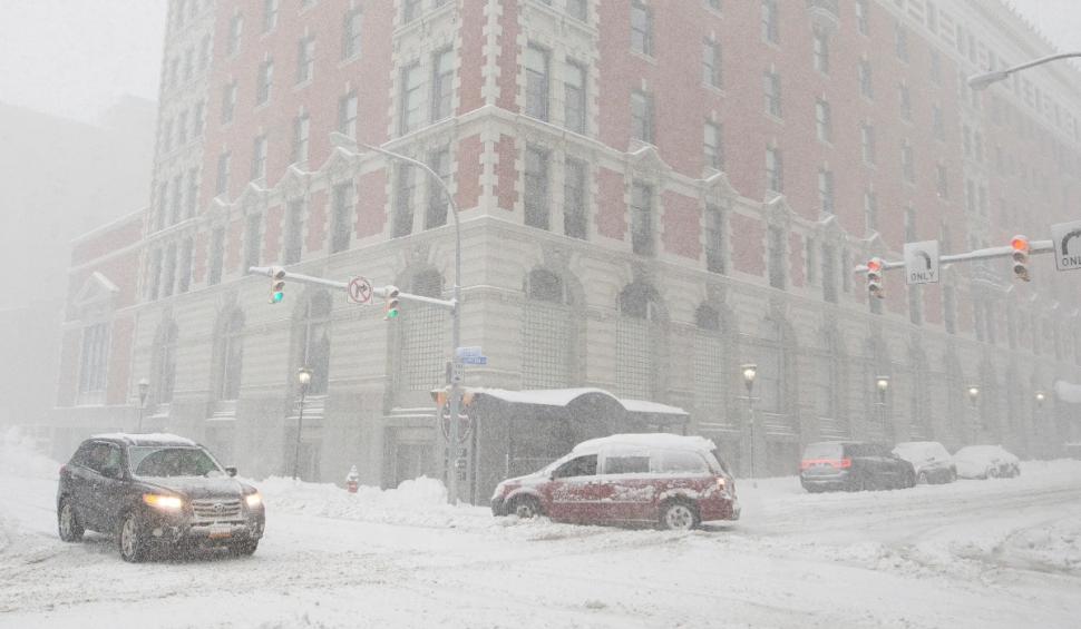 Iarnă extremă în SUA: Viscolul a transformat oraşul Buffalo într-o „zonă de război” 807924
