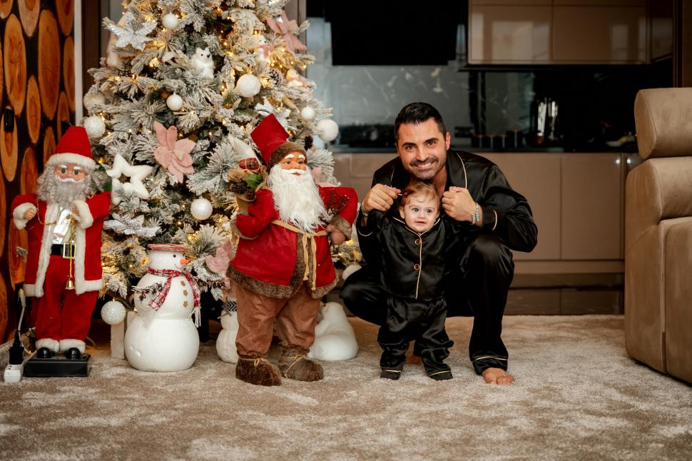 Cum au petrecut vedetele de Crăciun. Imagini de poveste cu brazi împodobiţi şi ţinute spectaculoase, din casele artiştilor 807779