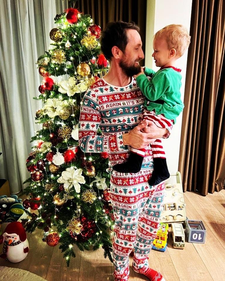 Cum au petrecut vedetele de Crăciun. Imagini de poveste cu brazi împodobiţi şi ţinute spectaculoase, din casele artiştilor 807780