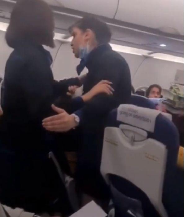 Scandal între o însoțitoare de bord și un pasager: "Ține-ți gura, nu sunt servitoarea ta!" 807883