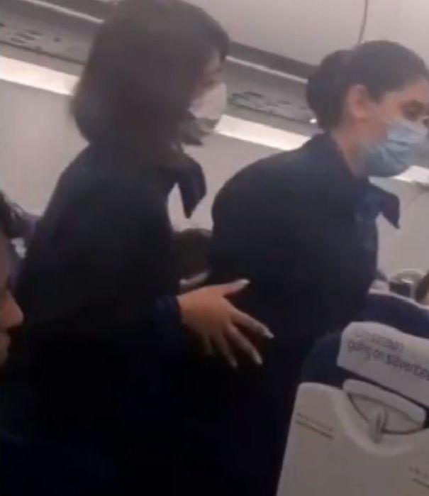 Scandal între o însoțitoare de bord și un pasager: "Ține-ți gura, nu sunt servitoarea ta!" 807884