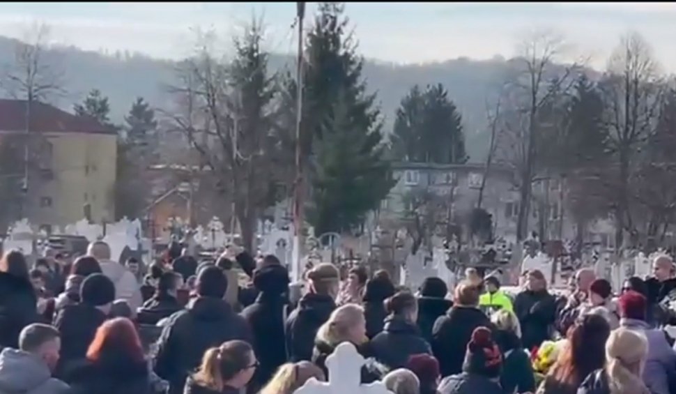 Sute de oameni la înmormântarea lui Cosmin, micul fotbalist ucis de un şofer beat, în Petroşani