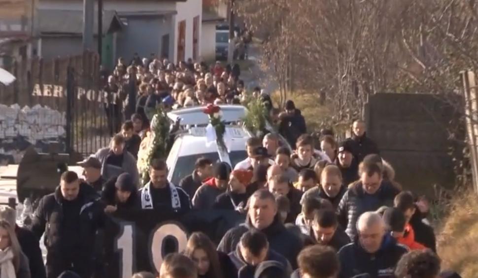 Sute de oameni la înmormântarea lui Cosmin, micul fotbalist ucis de un şofer beat, în Petroşani 807903