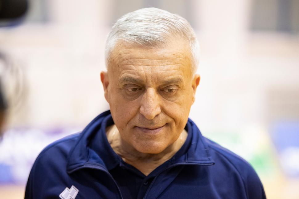 A murit Florin Grapă, unul dintre antrenorii marcanți în voleiul feminin românesc. Avea 68 de ani 808065