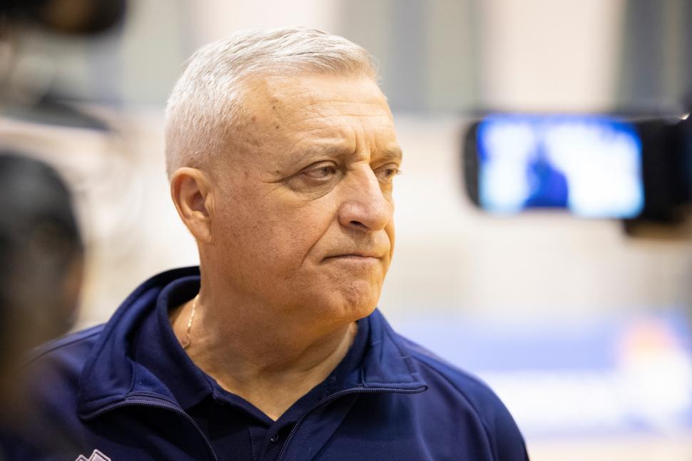 A murit Florin Grapă, unul dintre antrenorii marcanți în voleiul feminin românesc. Avea 68 de ani 808067