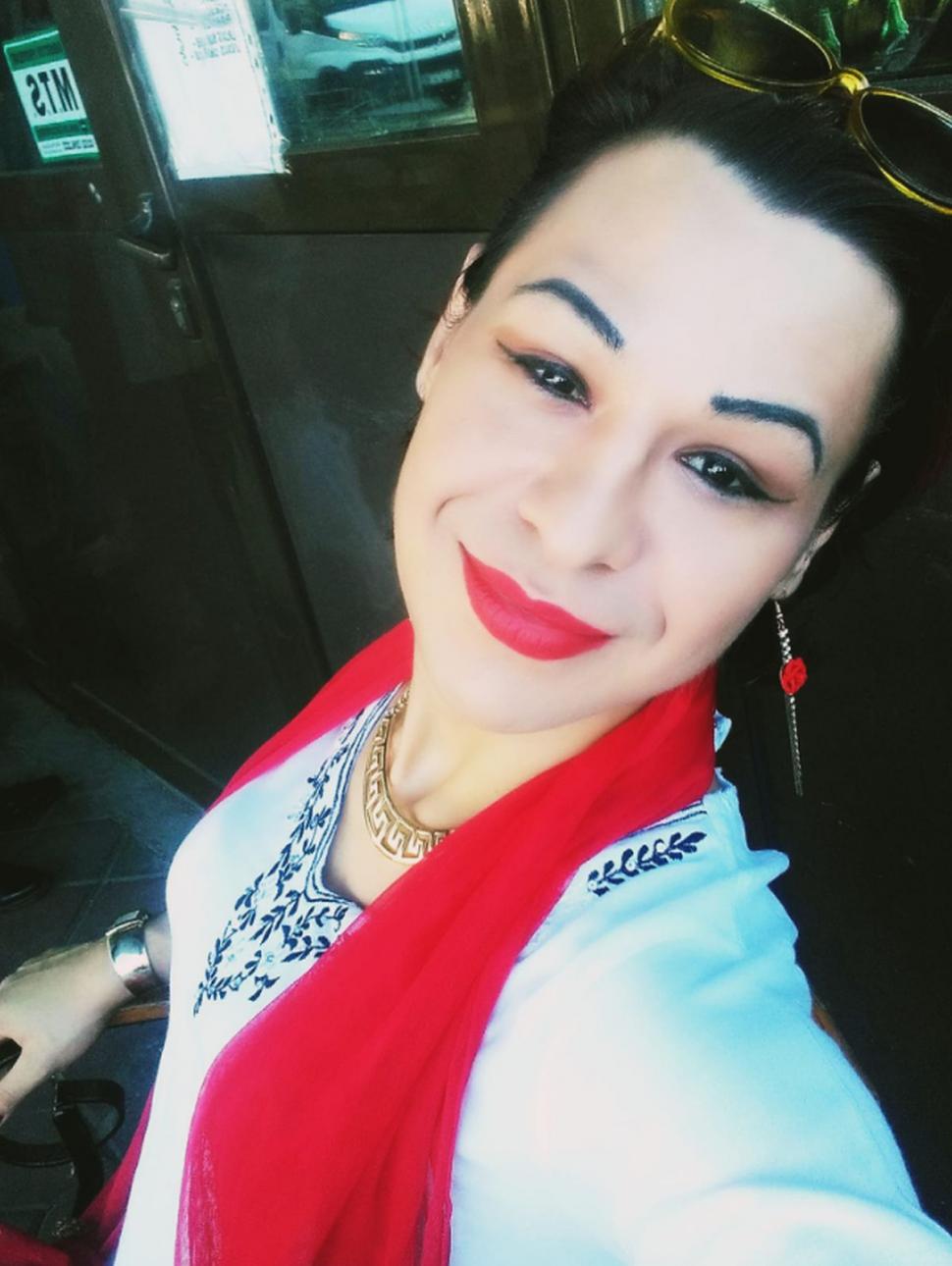 Momentul în care pisica dă peste candela "Monalisei" din Iaşi şi moare în timp ce era live pe Facebook 808051