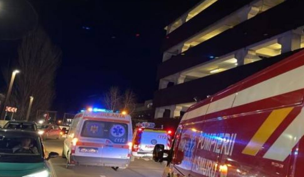 Un băiat de 17 ani s-a aruncat de la etajul cinci al parcării mall-ului din Timișoara