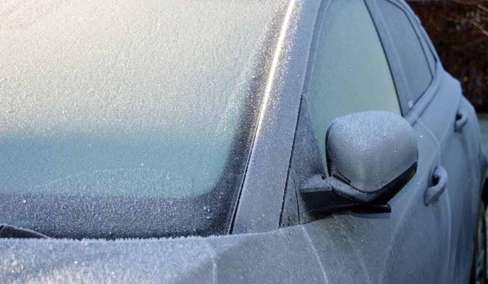 Cum îndepărtăm corect gheața de pe parbriz și care sunt metodele de care șoferii ar trebui să se ferească