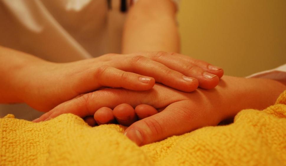 "Du-te să mori în patul tău, acasă! Nu mai avem ce-ţi face" | Drama unei mame văduve căreia cancerul i s-a răspândit în tot corpul 808332