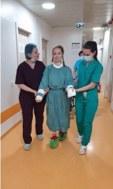 Imagini emoționante cu Alexia, tânăra căreia chirurgii din Iaşi au reușit să-i replanteze ambele brațe, după accidentul grav de la Pașcani 808493