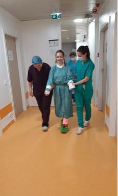 Imagini emoționante cu Alexia, tânăra căreia chirurgii din Iaşi au reușit să-i replanteze ambele brațe, după accidentul grav de la Pașcani 808494