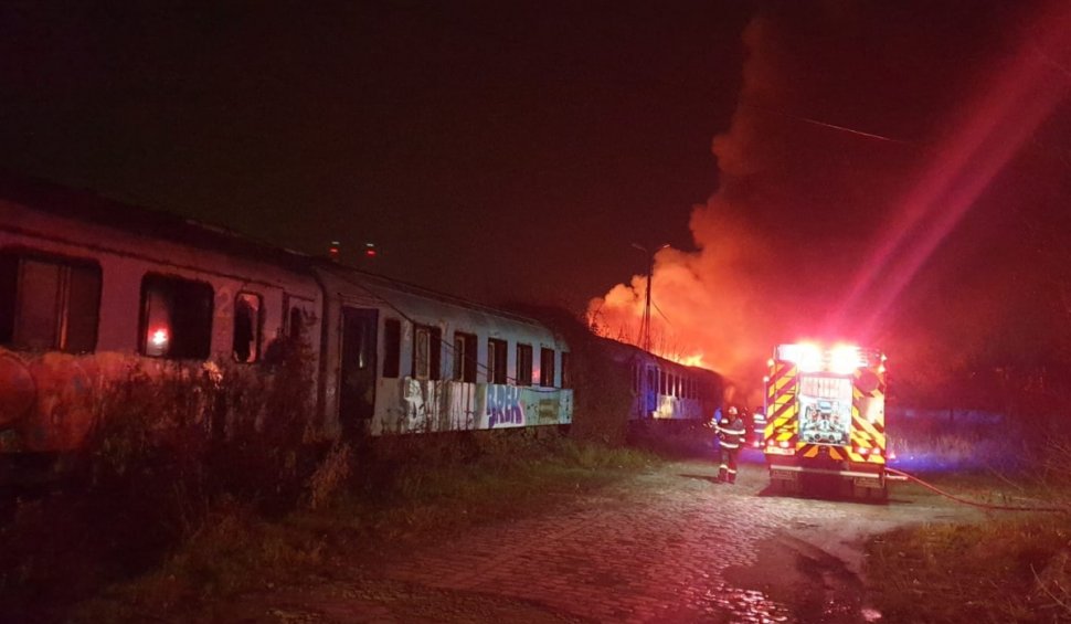 Incendiu pe Calea Giuleşti din Bucureşti. Ard mai multe vagoane de tren