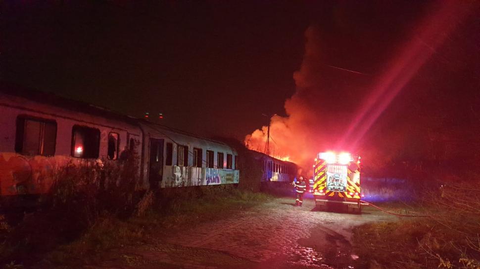 Incendiu pe Calea Giuleşti din Bucureşti. Ard mai multe vagoane de tren 808465