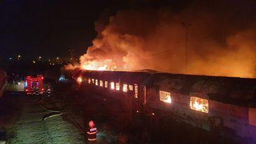 Incendiu pe Calea Giuleşti din Bucureşti. Ard mai multe vagoane de tren 808468