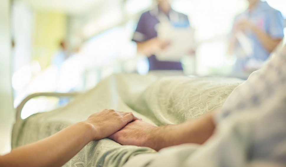 Bătrâni bolnavi, uitați de rude în spitalele din Iași. Medic: "Nimeni din familie nu răspunde la telefon"