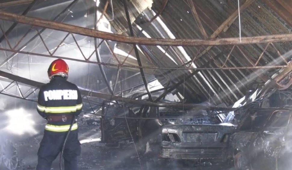 Incendiu puternic la un depozit din Crişana, în apropiere de Oradea