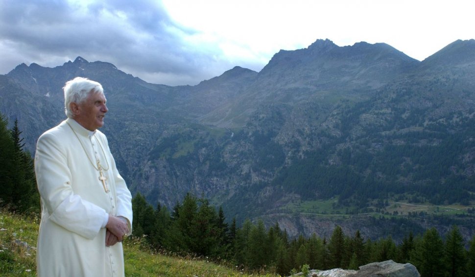 Secretul întunecat care a precedat demisia Papei Benedict al XVI-lea