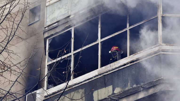 Incendiu într-un bloc din Bacău. Zeci de oameni au fost evacuaţi