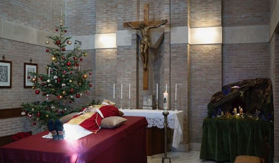 Primele imagini cu Papa emerit Benedict după moartea sa | Corpul neînsuflețit, așezat între Crucea lui Iisus și bradul de Crăciun
