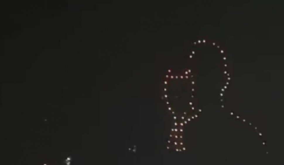 Spectacol de lumini, trimis la cer pentru Pelé | Locuitorii din Santos i-au adus un omagiu în noaptea dintre ani