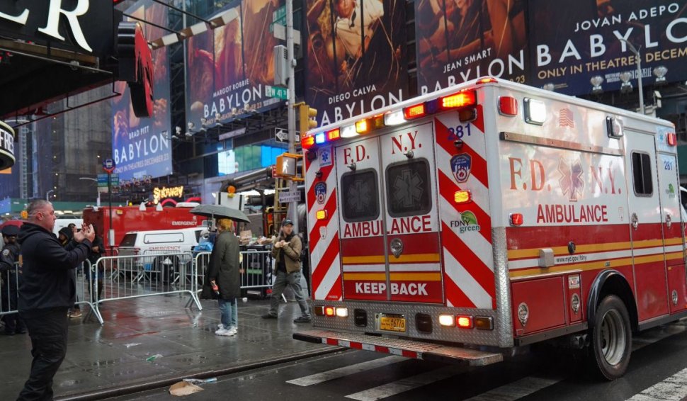 Un tânăr a atacat trei polițiști cu maceta, la New York | Ofițerii anti-terorism, chemați să investigheze