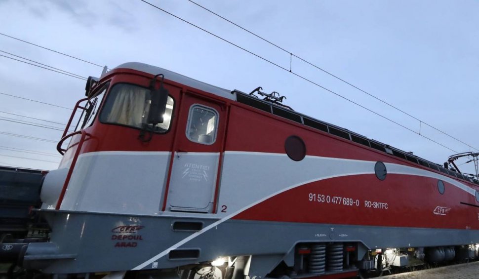 O femeie a fost lovită mortal de un tren de călători, în timp ce traversa calea ferată, în Satu Mare