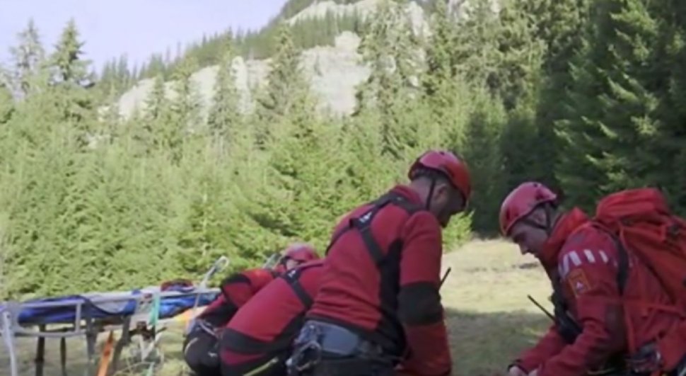 Intervenţie de urgenţă în munţi. Un turist a fost rănit grav după ce a căzut pe gheaţă