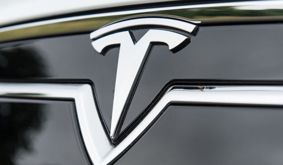 Șoferul unei mașini Tesla a cuplat pilotul automat în trafic, a coborât scaunul și a adormit. Cum a reacționat poliția, în Germania