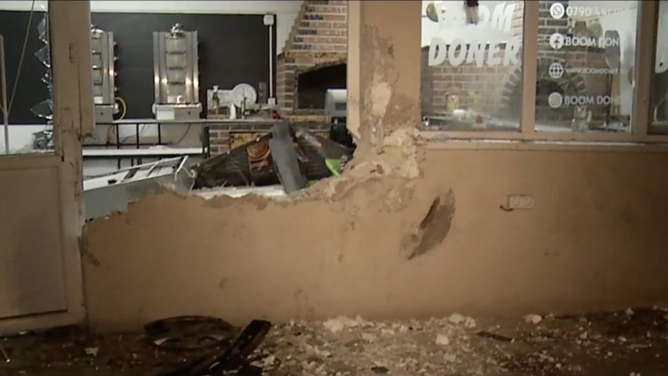 Accident grav în Popești-Leordeni. Un șofer vitezoman a intrat cu mașina într-o pizzerie deschisă de doar trei luni 809019