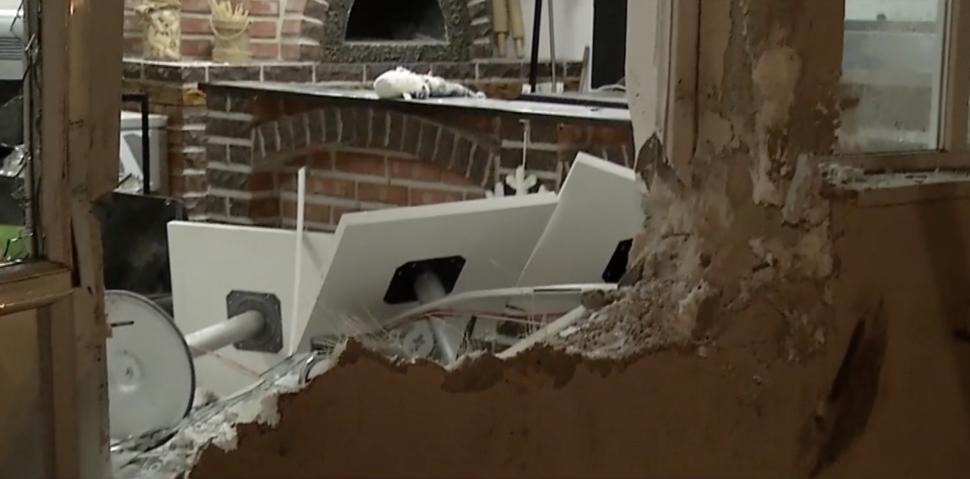 Accident grav în Popești-Leordeni. Un șofer vitezoman a intrat cu mașina într-o pizzerie deschisă de doar trei luni 809021