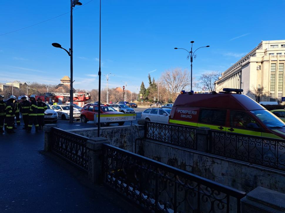 Alertă cu bombă la stația de metrou Piața Victoriei din București! Echipele de intervenție au împânzit zona 809046