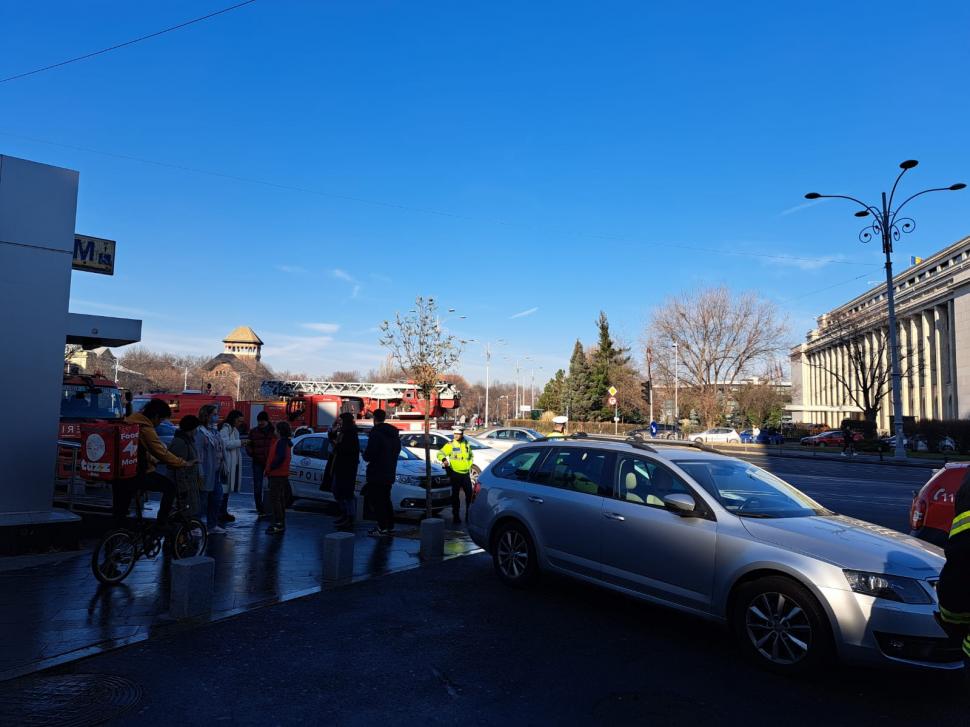 Alertă cu bombă la stația de metrou Piața Victoriei din București! Echipele de intervenție au împânzit zona 809047