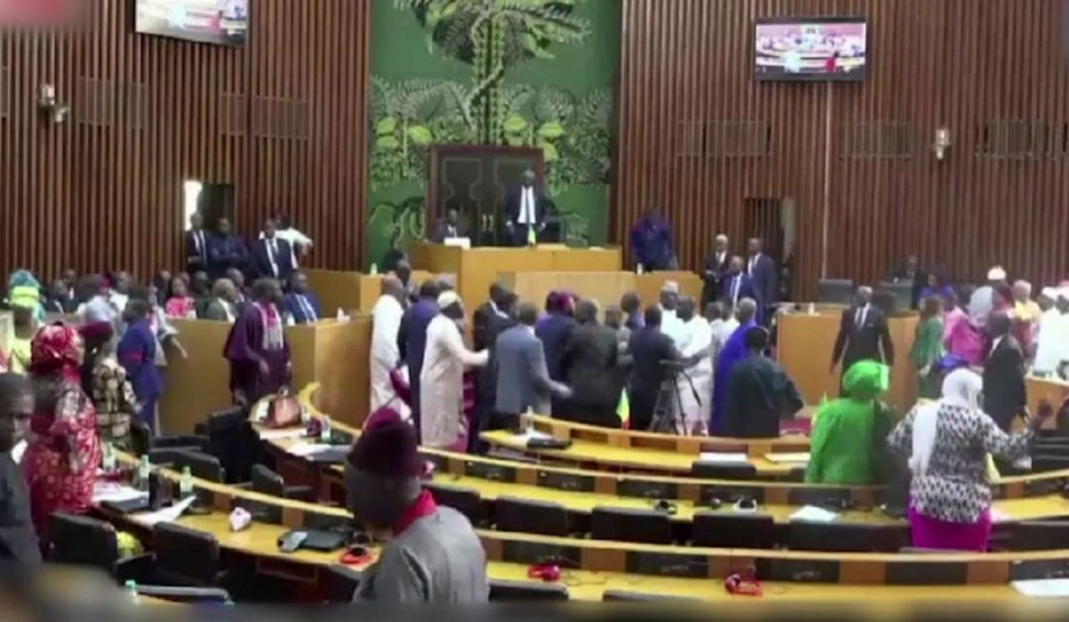 Ce au pățit doi deputați care au bătut o femeie însărcinată | Ei au invocat imunitatea parlamentară în instanță, în Senegal