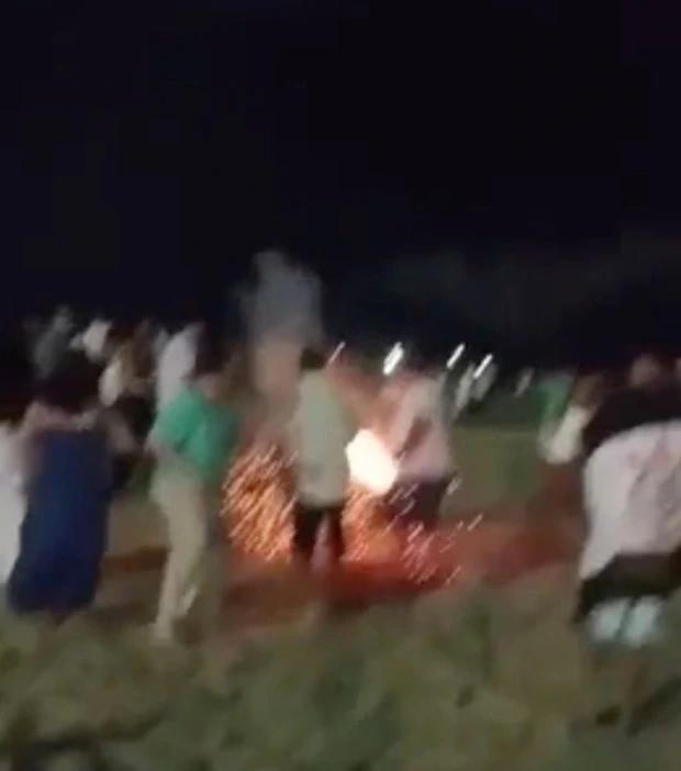 A murit în fața copiilor ei după ce artificiile blocate în haine au explodat 809190