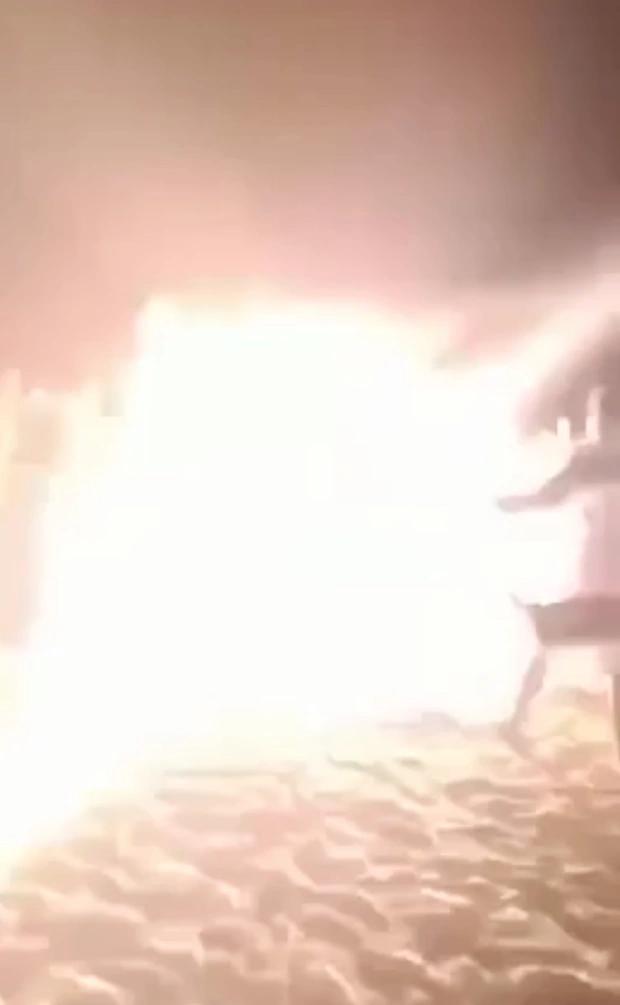 A murit în fața copiilor ei după ce artificiile blocate în haine au explodat 809191