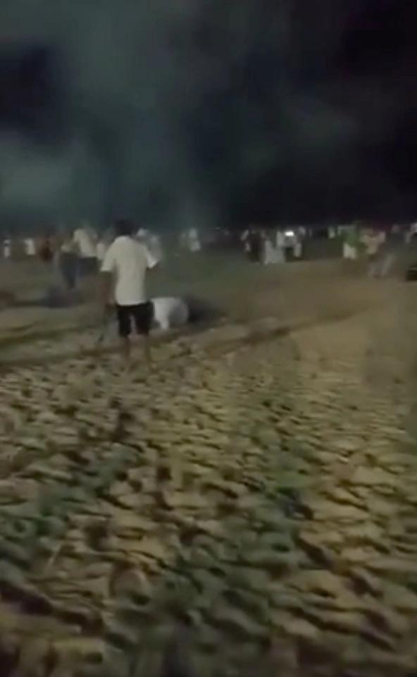 A murit în fața copiilor ei după ce artificiile blocate în haine au explodat 809192