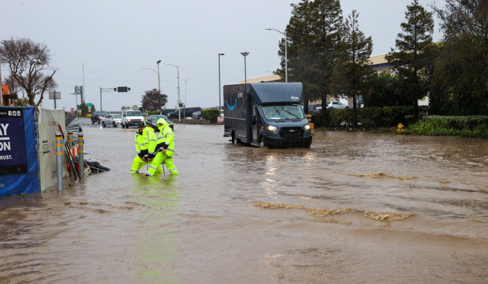 Inundații catastrofale în SUA. Peste o mie de pușcăriași, evacuați din calea apelor, în California
